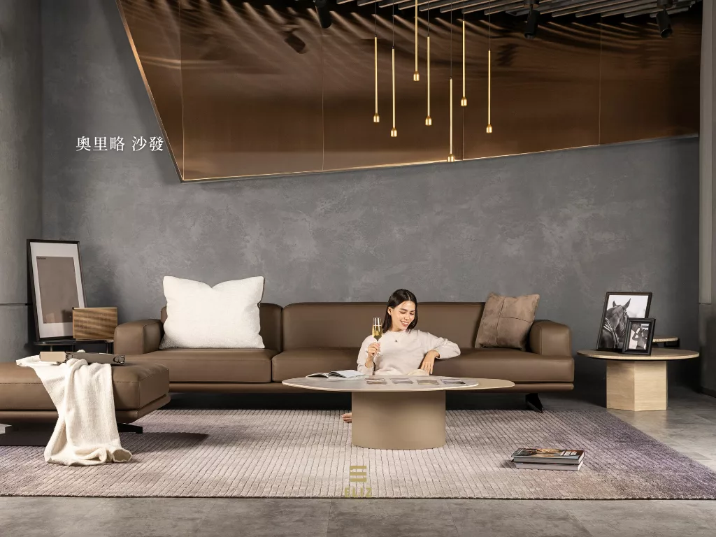 奧里略低背沙發放在客廳裡，視線延伸至窗外